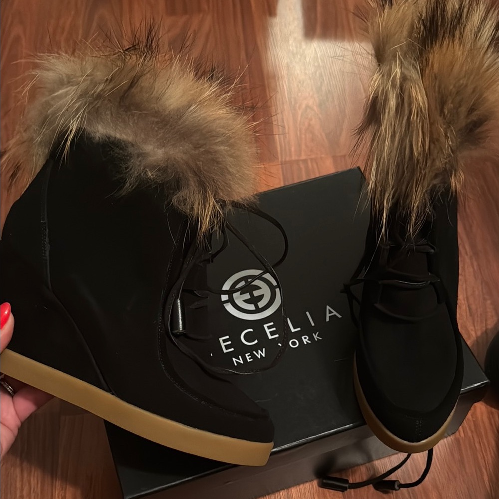 CECELIA NEW YORK Women's Black and Tan Fur-Trimmed Boots